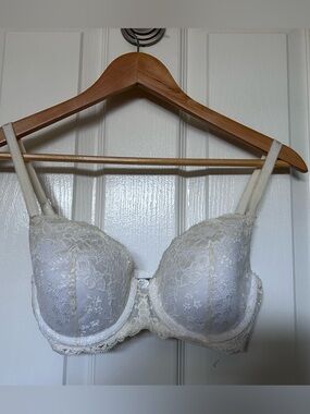 EUC Victoria's Secret Dream Angles - 
Women's Lace Underwire Bra in Ivory - 32DD
